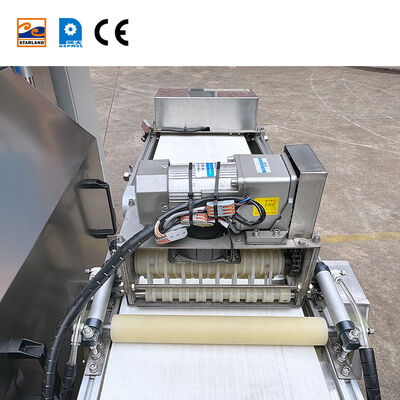 Ligne de production automatique de rouleaux d'œufs comprenant une ligne de production automatique de rouleaux de gaufres pour améliorer l'efficacité de la production