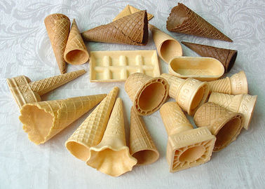 La forme multi a coloré le cône de sucre de crème glacée, les cônes de gaufre couverts par chocolat